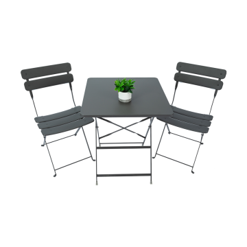 Mesa cuadrada estirada y sillas de listones estirados